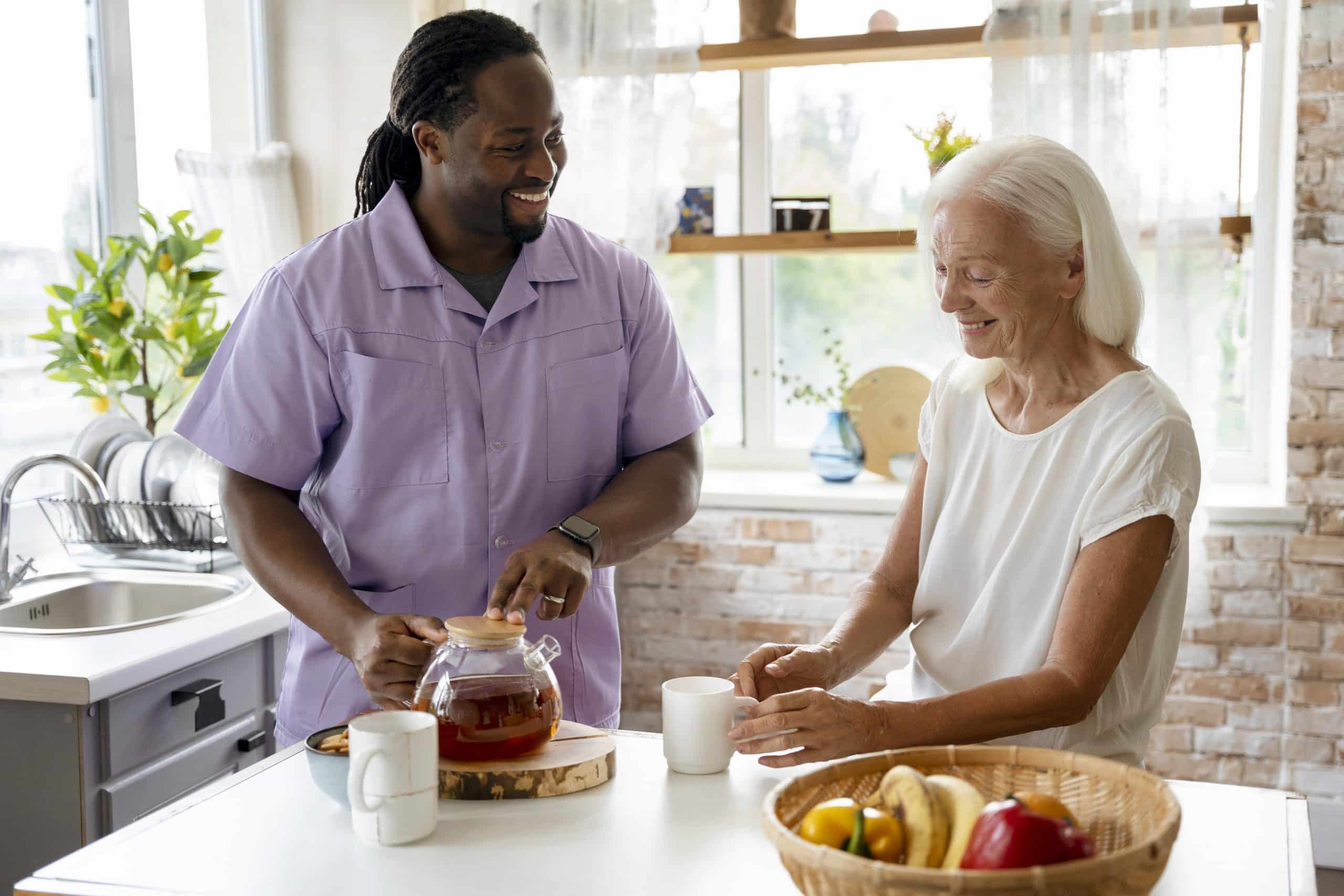 Manipulación de alimentos en el trabajo de ayuda domiciliaria. En la foto se ve a un trabajador social sirviendo té a una mujer mayor en su casa.